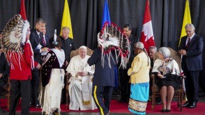 Papa Franciscus,  kiliselerde istismar edilen yerlilerle uzlaşmak için Kanada'da