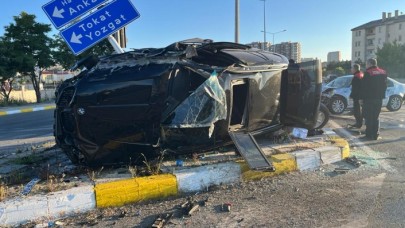 Sivas'ta cipin çarptığı otomobildeki Okan Tepeci öldü,  eşi ve kızı ağır yaralandı. Kaçan cipin sürücüsü Muhammet Gürbüz aranıyor