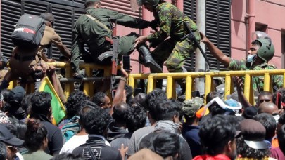 Sri Lanka'da göstericiler başkanlık sarayına girdi,  başbakanlık konutunu ateşe verdi