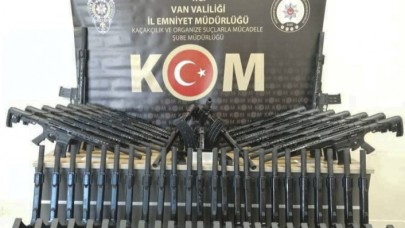 Van'da bir araçta 150 av tüfeği ele geçirildi