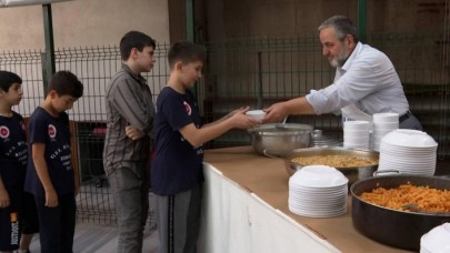 20 yıldır cami avlusunda yemek ikram ediyor