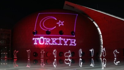Ankara'da CSO binasına 30 Ağustos görselleri yansıtıldı