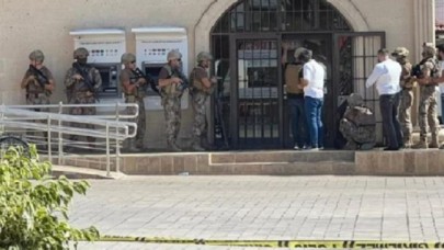 Antalya'da banka müdürü,  şube içerisinde silahlı bir kişi tarafından rehin alındı.