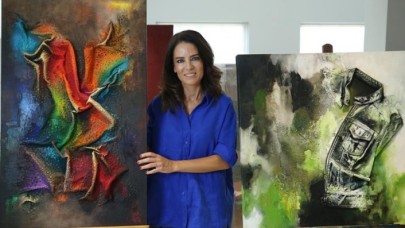 Çocukluğundan bu yana biriktirdiği atıkları tablolara dönüştürüyor