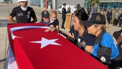Derik,  ağlayarak uğurladı: Trafik kazasında şehit olan polis Yahya Ergin'in cenazesi memleketi Çanakkale'ye gönderildi 