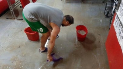 Edirne'yi yaz ortasında sel vurdu! Ev ve iş yerlerini su bastı,  vatandaşlar mahsur kaldı