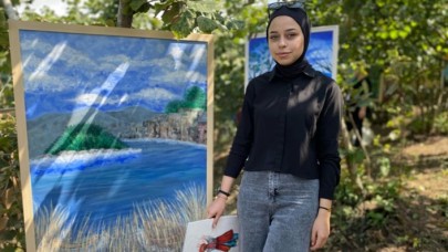Genç sanatçı adayları "hasat şenliği"ne fındık dallarına astıkları resimlerle katıldı