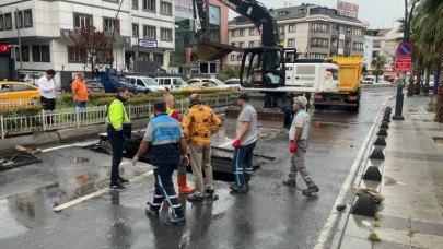 Her yağmur aynı manzara! İETT otobüsünün geçişi sırasında yol çöktü