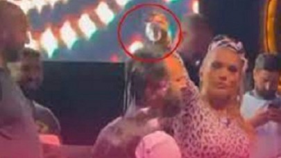 İçkiyi beğenmeyerek kadehi garsonun başında aşağı döken Demet Akalın,  Twitter'da linç ediliyor