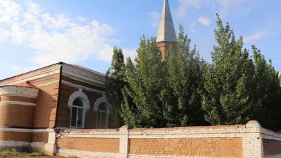 İnşasında at sütü kullanılan asırlık cami orijinal rengini koruyor