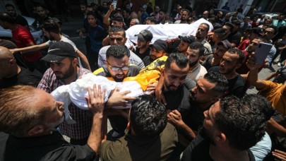 İsrail'in Gazze saldırılarında hayatını kaybeden 3'ü çocuk 5 Filistinlinin naaşı toprağa verildi
