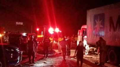 İzmir'de servis minibüsü TIR'la çarpıştı: Bülent Kılçay ve Yıldırım çınar öldü