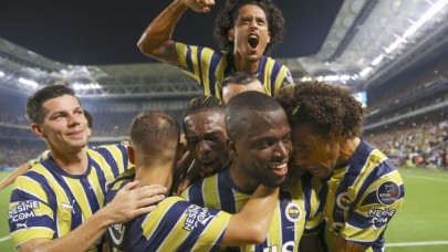 Kadıköy'de gol yağmuru: Fenerbahçe,  Adana Demirspor'u vurdu,  ligin zirvesine kuruldu