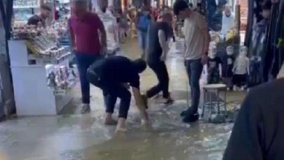 Kapalı Çarşı'da dükkanları su bastı,  esnaf zor anlar yaşadı!