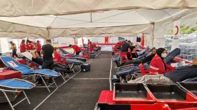 Küçükçekmece Kızılay Şube Başkanı İpek'in çağrısıyla,  Kanlarını akıtmak yerine Kızılaya bağışladılar