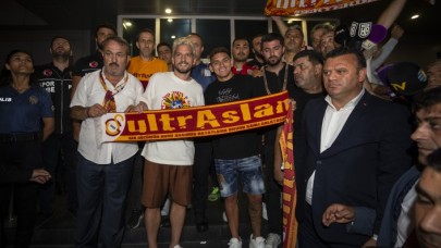 Lucas Torreira ve Dries Mertens,  Galatasaray için İstanbul'da: Yer yerinden oynadı!