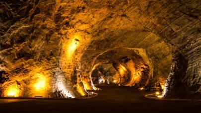 Mağara içindeki  Tuz Terapi Merkezi ziyaretçi ağırlamaya devam ediyor