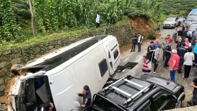 Rize'de midibüs devrildi: 3'ü ağır 24 yaralı