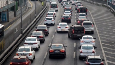 Trafikte yeni dönem: Bunları yapmayanlar araçlarını kullanamayacak!