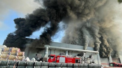 Uşak organize sanayide yangın! İplik fabrikasından alevler yükseliyor