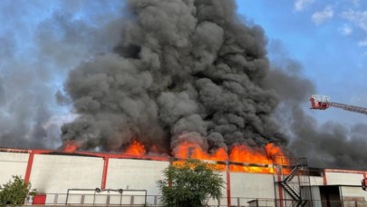 İplik ve battaniye üreten fabrikada büyük yangın