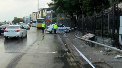 Üsküdar’da İETT otobüsü elektrik panosu ve direğe çarptı