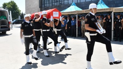 Yürekler yandı: Kahramanmaraş'ta oğlu tarafından öldürülen polis memuru Mehmet Özyürek,  eşi ve çocuklarının cenazeleri defnedildi