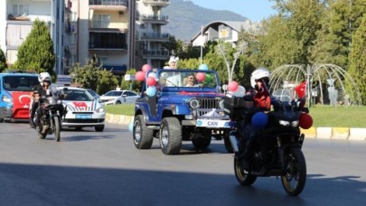 Aydın'da polis ve jandarma,  sünnet olan şehit çocuğunun araç konvoyuna katıldı