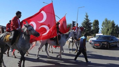 Bahçeli'yi Erzurum'da atlı ciritçiler karşıladı