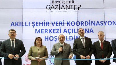Bakan Varank,  Gaziantep'te Akıllı Şehir Veri Koordinasyon Merkezi'nin açılışında konuştu