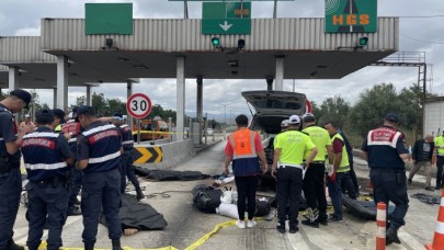 Bolu'da feci kaza: Gişelere çarpan ticari araçtaki 3 kişi öldü