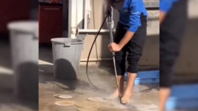 Dominos Pizza'dan skandal görüntüler: Pizza tahtalarını,  terliklerle yerde yıkadı