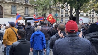 Ermeni protestocular Azerbaycan'ın Paris Büyükelçiliği'ne saldırdı