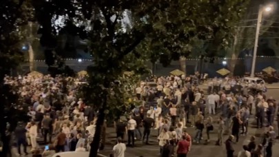 Ermenistan'da Paşinyan'ın istifasını isteyen protestocular meclis önünde eylem yapıyor