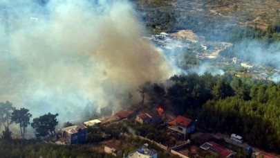 İzmir'de büyük panik: Yangın evlere dayandı