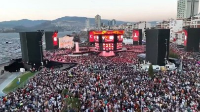 İzmir'de görkemli kutlama: Yüz binlerce kişi katıldı