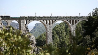 James Bond'un aksiyon sahnelerinin çekildiği tarihi köprü turizme katkı sağlıyor