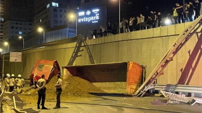 Kadıköy'de hafriyat yüklü kamyon çevre yoluna düştü