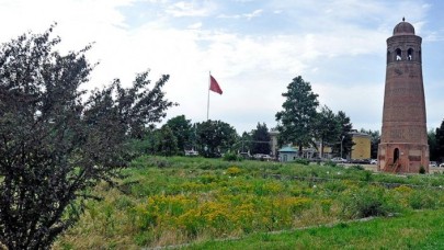 Kırgızistan'daki Özgön Kulesi,  güçlü Karahanlı Hanedanı'nın saltanatını simgeliyor