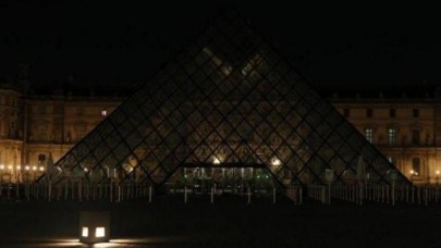Louvre Müzesi piramidi enerji tasarrufu için erken karartıldı