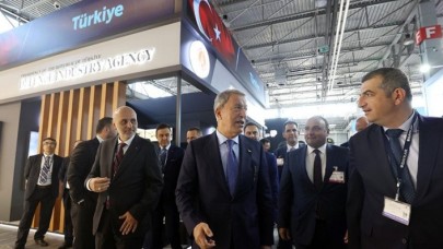 30'a yakın Türk firmasıyla Milli Savunma Bakanı Akar Polonya'da