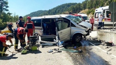 Muğla'da minibüs köprüye çarptı: Çetin Gökçe ve Yakup Gökçe öldü