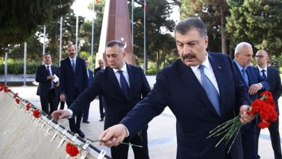 Sağlık Bakanı Fahrettin Koca,  Bakü'de şehitlikleri ziyaret etti