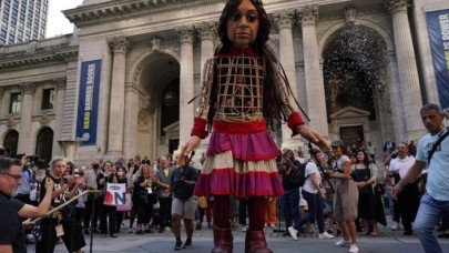 Suriyeli çocukların sesini dünyaya duyuran 3, 5 metrelik "Küçük Emel" New York'ta