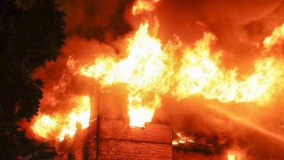 Tarihi Merkez Efendi Fırını çıkan yangında alev alev yandı