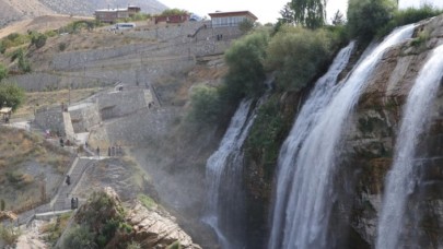 Tortum Şelalesi'nde sonbahar mevsiminde hafta sonu yoğunluğu