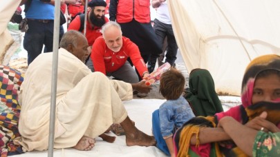 Türk Kızılay Genel Başkanı Kınık, Pakistan 'da yardım çalışmalarını inceledi