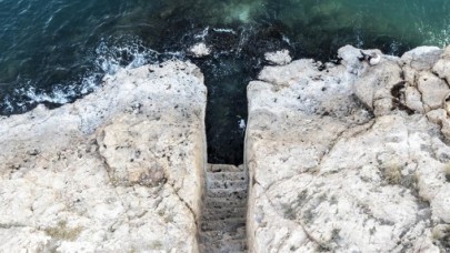 Van Gölü'ndeki çekilmeyle kayaya oyulmuş Urartu limanı ortaya çıktı