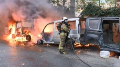 Ataşehir’de park halindeki 3 araç yandı!