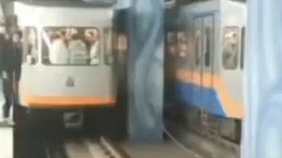 Seyir halindeki metronun vagonları koptu
